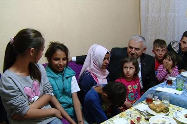 Yıldırım gecekonduda iftar sofrasına konuk oldu