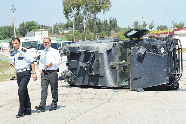 Adana'da Çevik Kuvvet otobüsü devrildi