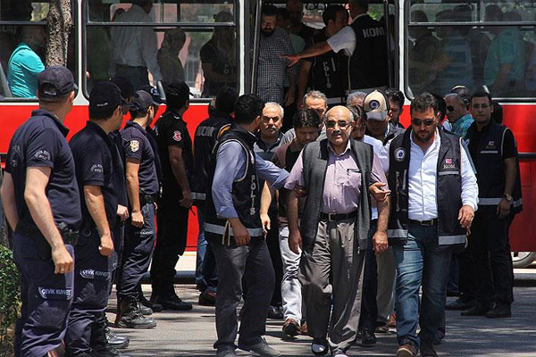 'FETÖ' operasyonunda 27 kişi adliyede