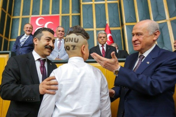 MHP Grup Toplantısında ilginç görüntü