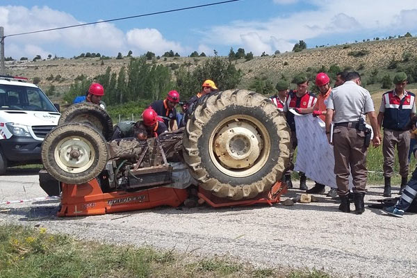 Traktörün altında kalarak yaşamını yitirdi