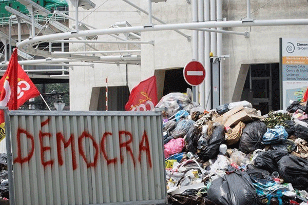 Paris çöpten geçilmiyor