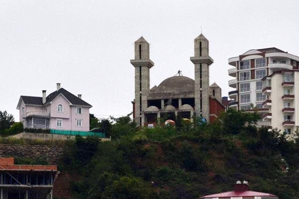 Mimarisi kiliseye benzeyince yardım kesildi