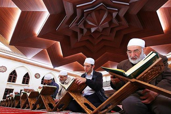 'Oruçlu kişi öfkesini kontrol etmeye çalışır'