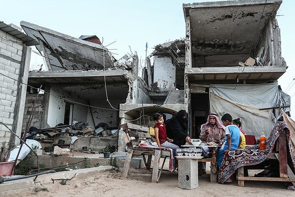 Filistinli aile İsrail'in yıktığı evlerinde iftar açıyor