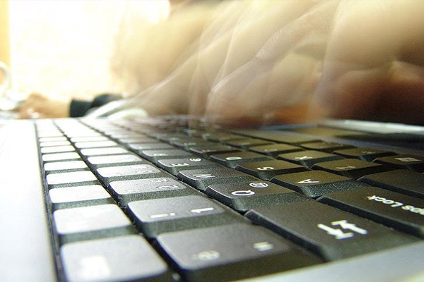 Almanya'da yarım milyon kişi internet bağımlısı