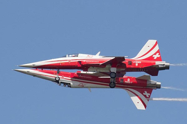 İsviçre Hava Kuvvetleri akrobasi ekibi havada çarpıştı