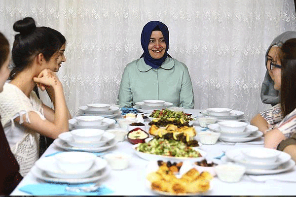 Bakan, 'çocuk evinde' iftara katıldı