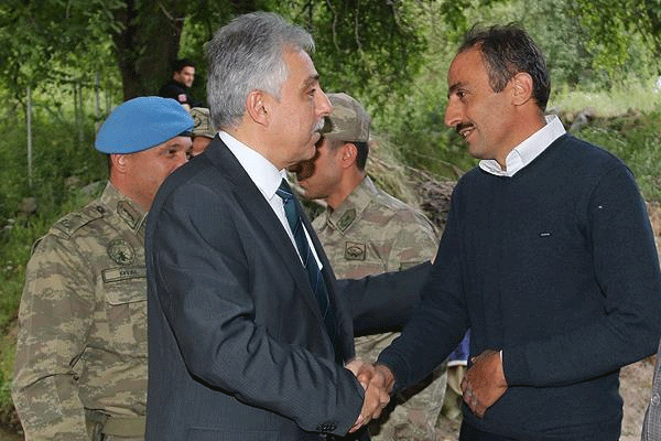 Hakkari Valisi'nden şehit ailesine ziyaret