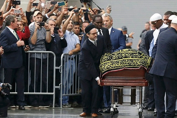 Ünlü boksörün tabutunu taşıyan tek Türk!