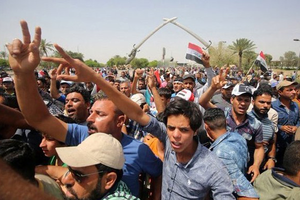 Sadr yanlıları Maliki'nin bürosunu bastı