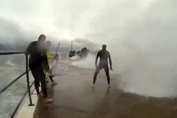 Dev dalgaların ortasında ölümüne selfie