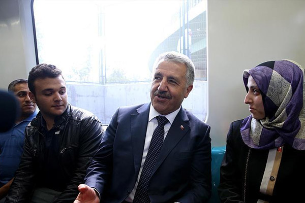 Bakan Arslan Marmaray'da yolculuk yaptı