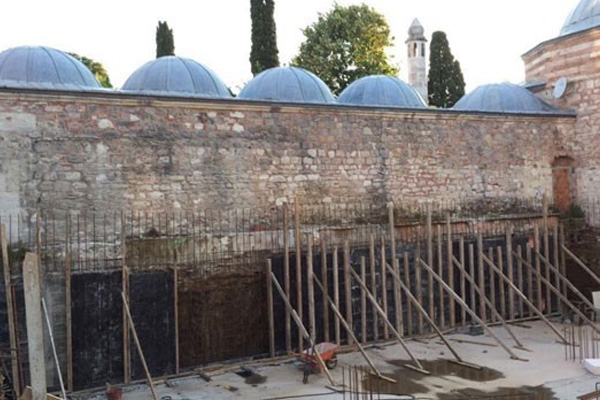 450 senelik tarihi külliyeye beton atıldı