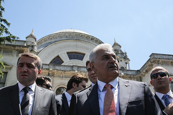 Yıldırım cuma namazını Valide Sultan Camisi'nde kıldı
