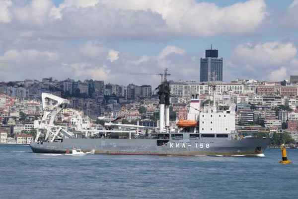 Rus askeri gemisi Türk bayrağı çekerek geçti