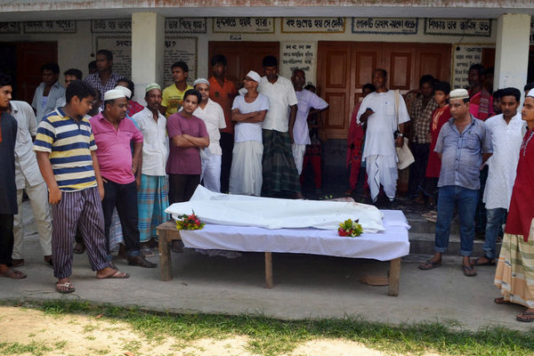 Bangladeş'te bir günde 900 gözaltı!