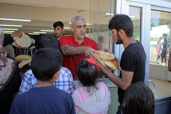 Elazığ'da sığınmacılara ücretsiz ekmek