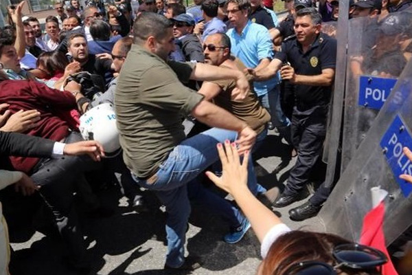 AK Parti'ye yürümek isteyen CHP'lilere polis müdahale etti