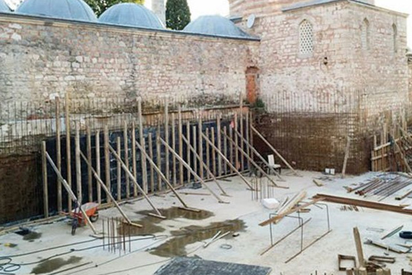 Atik Valide Külliyesi’nin yanına yapılan beton inşaat tepki çekiyor