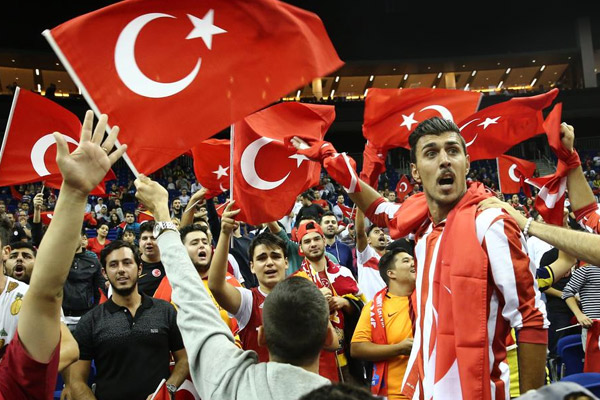 Paris'te Türk taraftarlarına saldırı!