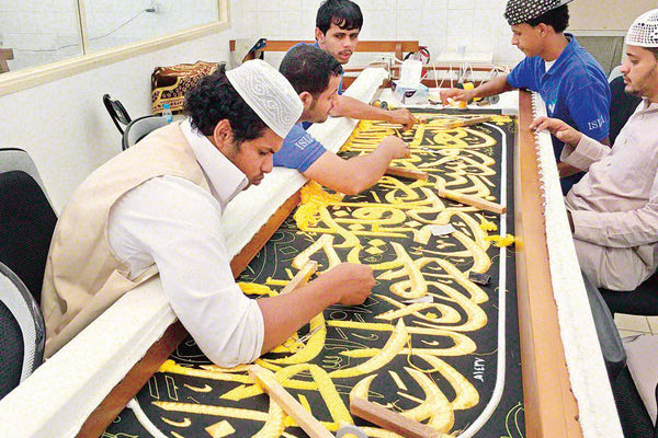 Kâbe'nin örtüsü 8 ayda dokunuyor