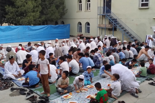 Özbekistan'da toplu iftar yasağı