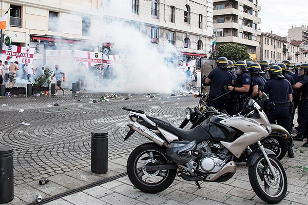 EURO 2016'daki olaylarda 63 gözaltı