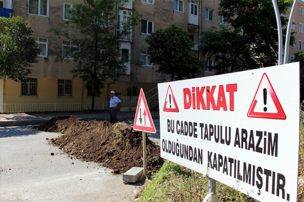 'Bu cadde benim' deyip 4 şeritli yolu kapattı