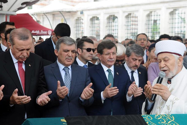 Cenazede yan yana saf tuttular