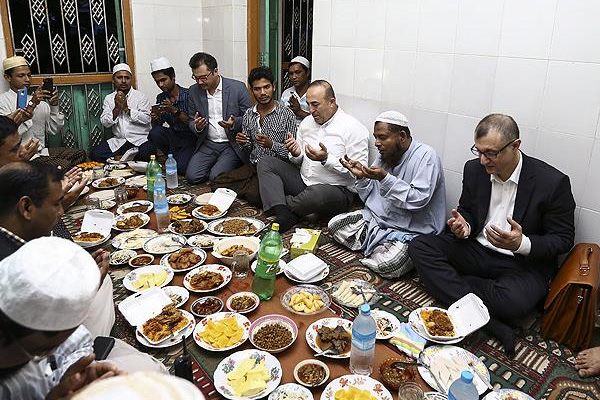 Çavuşoğlu Arakanlı Müslümanlarla iftarda buluştu