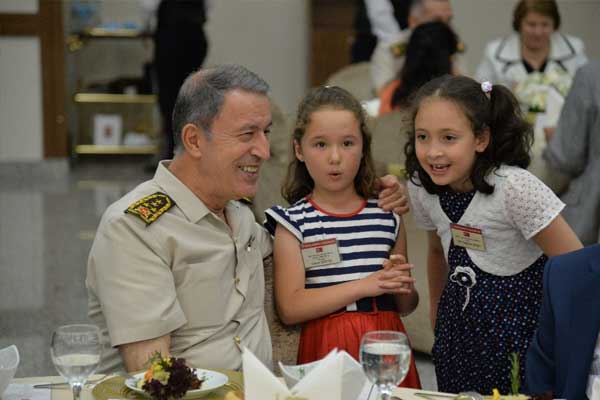 Akar, iftarda şehit aileleriyle buluştu