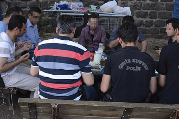 Diyarbakır'da nöbet başında iftar ve sahur