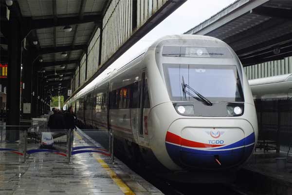 Şiddetli rüzgar YHT seferlerini aksattı