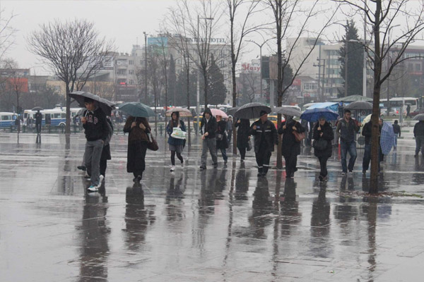 İstanbul'da sağanak trafiği vurdu