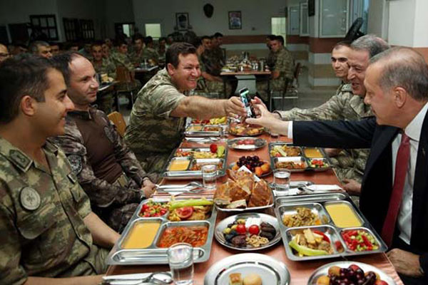 İftarda Erdoğan'dan askere sürpriz
