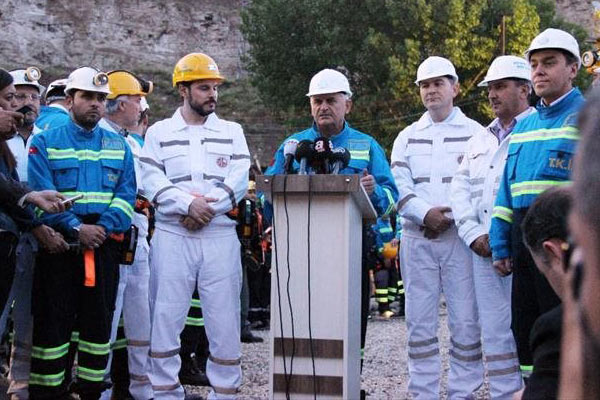 Yerin 400 metre altında maden işçileriyle iftar