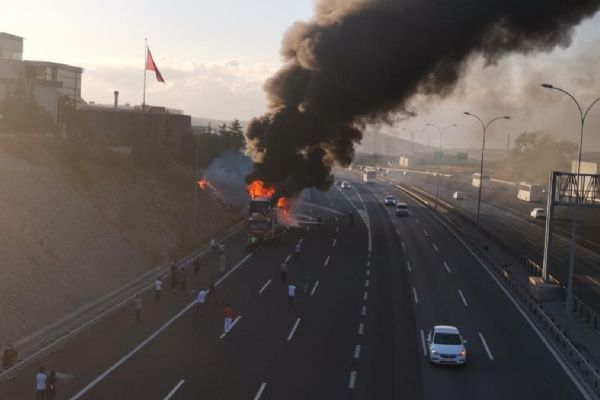 Kocaeli'de dehşet anları! Seyir halindeki yolcu otobüsü yandı