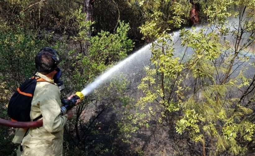 Karabük'te raylardan kıvılcım sıçramasıyla çalılık alanda yangın meydana geldi