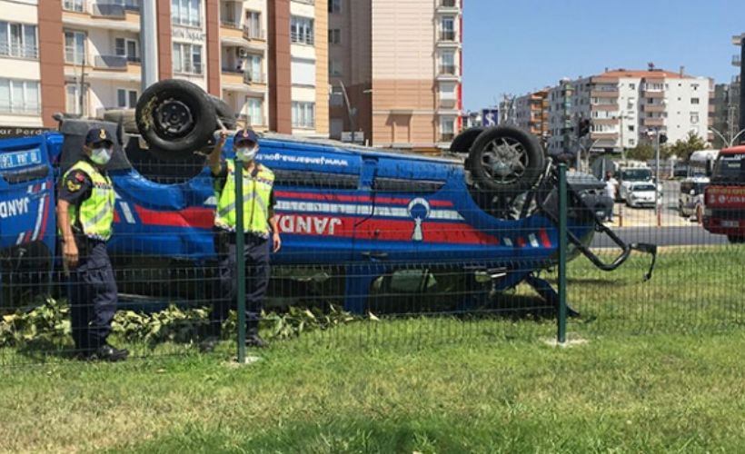 Balıkesir'de otomobille jandarma minibüsü çarpıştı: 3 asker yaralı