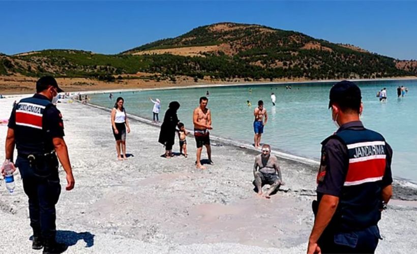 Salda Gölü'nden kil ve çamur alanlara 392 lira para cezası uygulanıyor