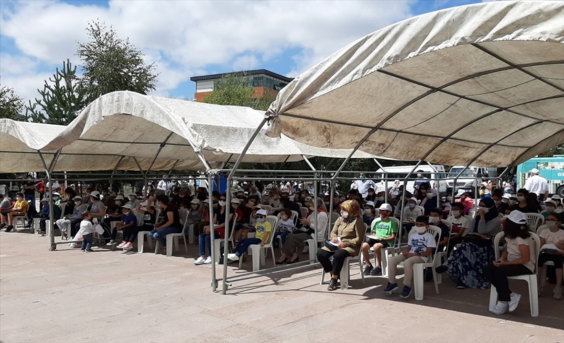 Kamyon Tiyatrosu çocukların gönlünü alıyor