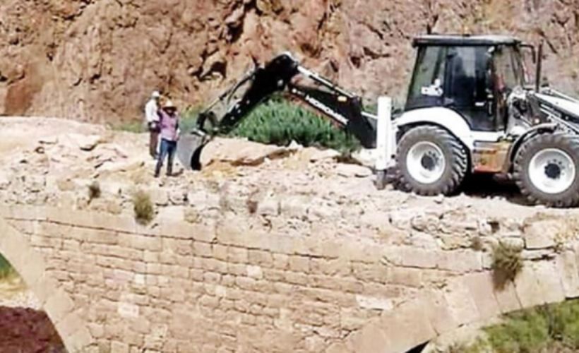 Sivas'taki 800 yıllık köprüye iş makinası tepkisi