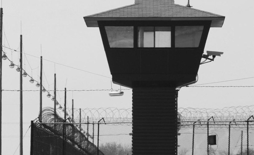 Tutuklu Müslüman göçmenlere domuz eti zorlaması