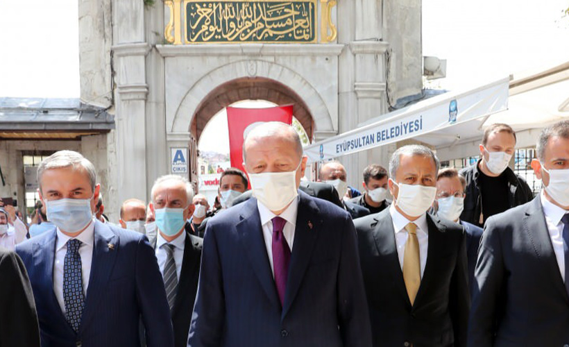Erdoğan, müjde öncesi Eyüp Sultan'da dua etti