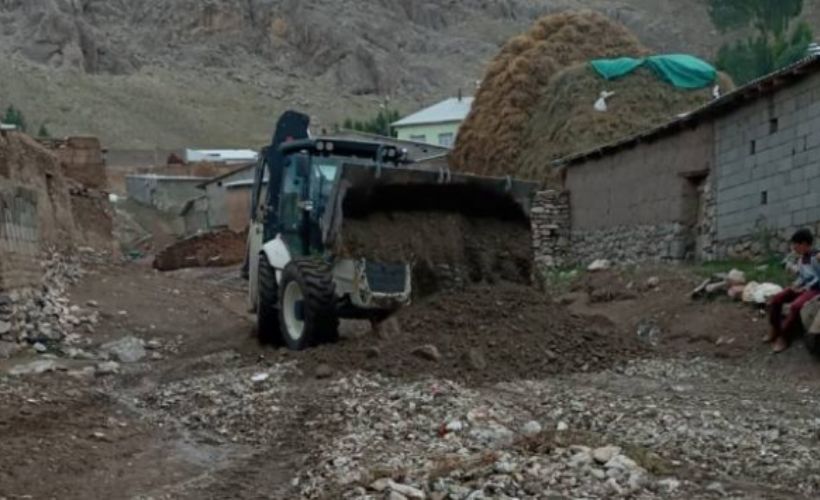 Van'da sel: Evler ve ahırlar hasar aldı 20 hayvan telef oldu