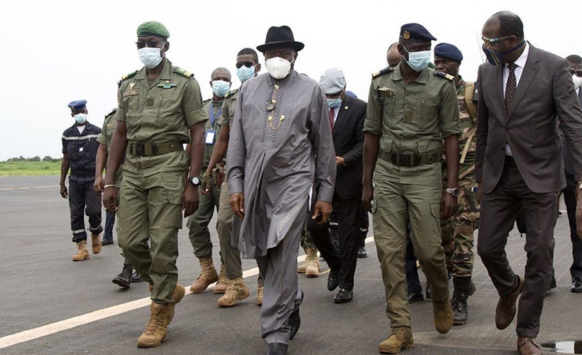 Batı Afrika bloğu, Mali'deki askeri cuntayla uzlaştı