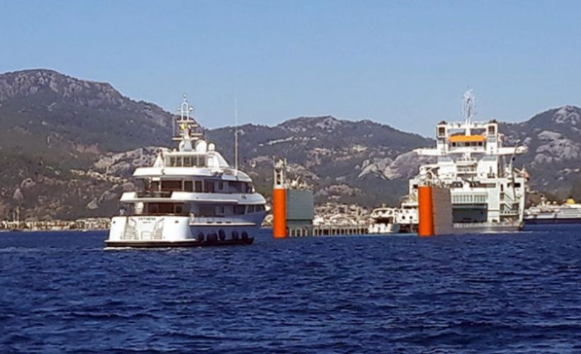 Milyon dolarlık yatlar 'Yacht Express' kargo gemisiyle Marmaris açıklarına demirlendi