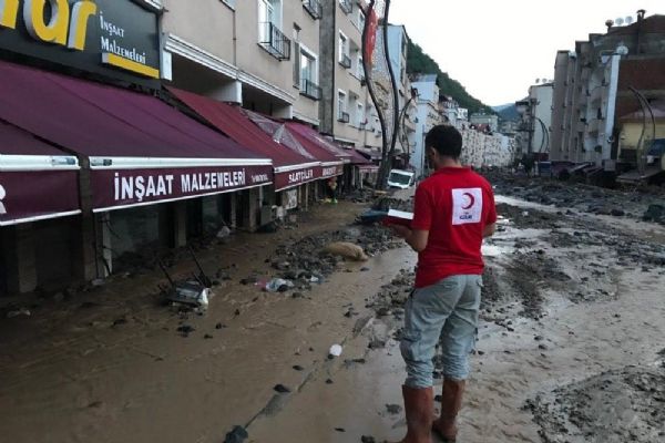 Giresun'daki selzedelere Kızılay desteği