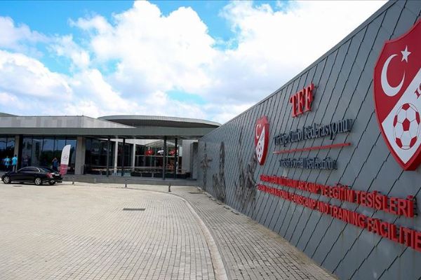 Ekim ayından itibaren futbol müsabakaları sınırlı sayıda seyirciyle oynanacak